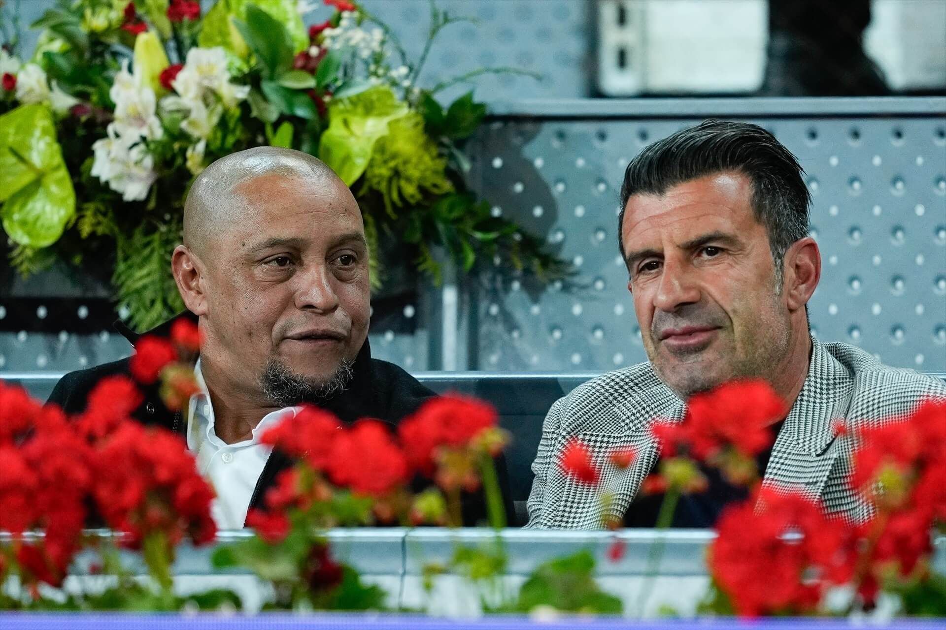  Roberto Carlos con Luis Figo en la final del Mutua Madrid Open 2024 (Europa Press)