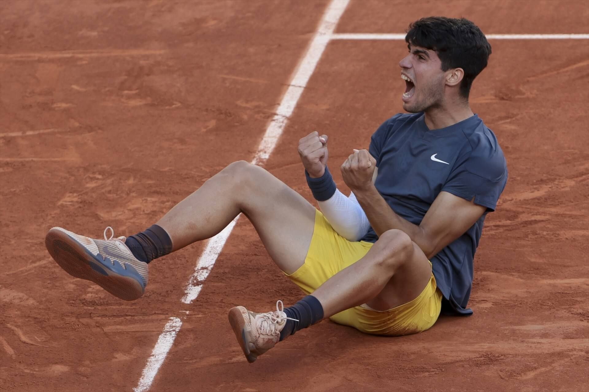  Carlos Alcaraz celebrando su triunfo en Roland Garros