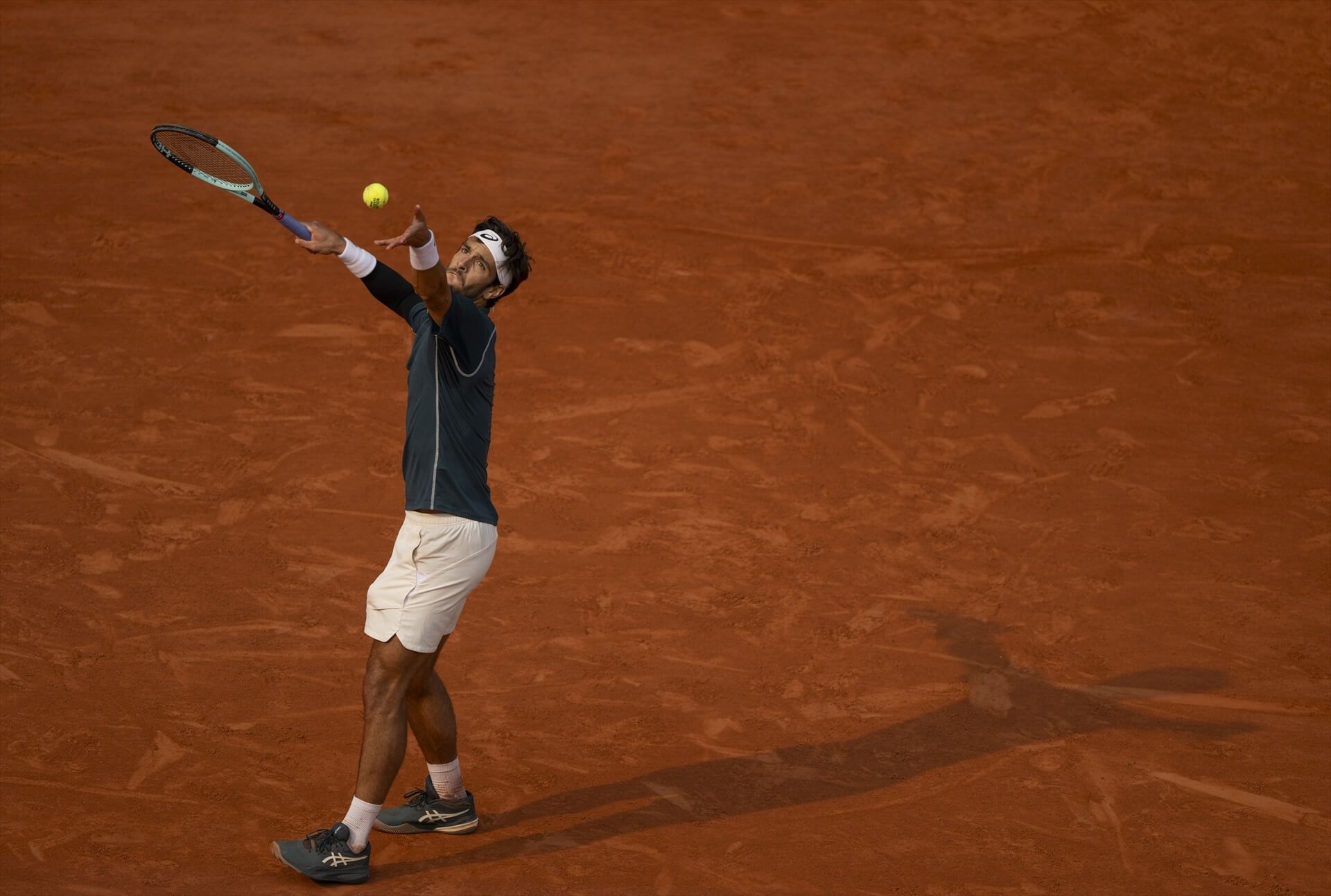 Lorenzo Musetti devuelve un punto en Roland Garros (FOTO: Europa Press).