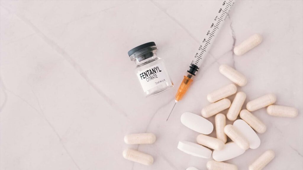  Jeringuilla, vial y pastillas de fentanilo (Europa Press)