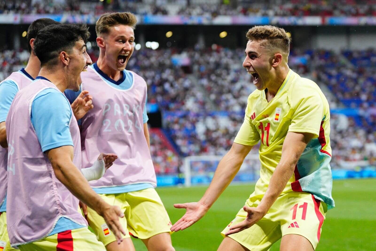 Fermín López celebra el segundo gol de España a Japón.