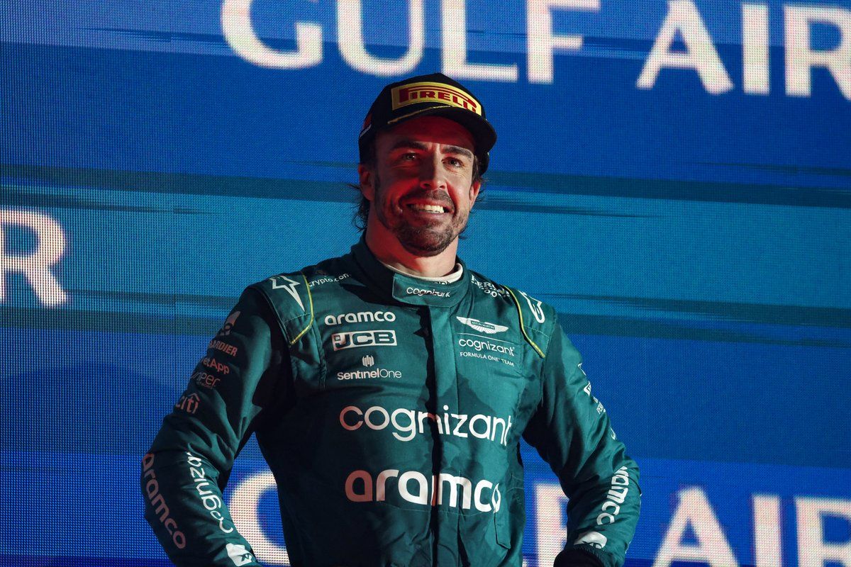  Fernando Alonso celebra el podio en el GP de Bahréin.
