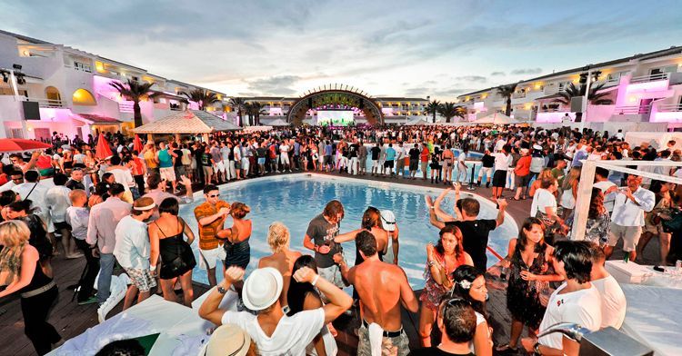 Fiesta millonaria en una piscina.