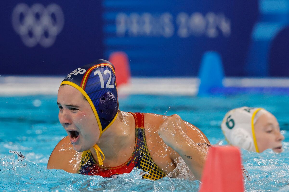 Paula Leiton celebra un gol en la final de waterpolo en París 2024.