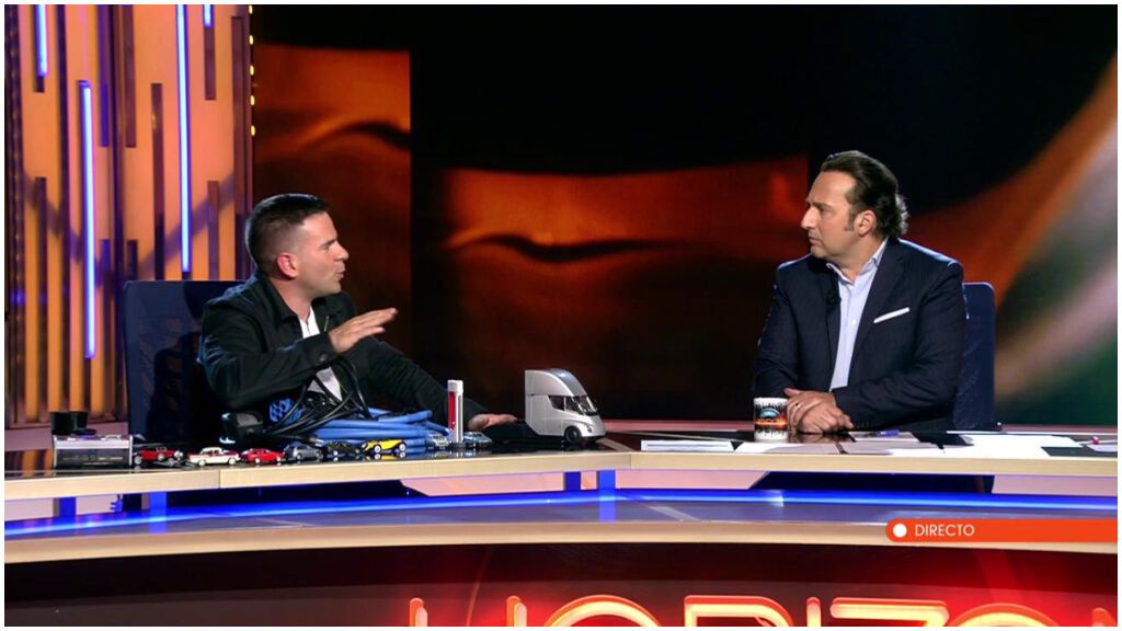  Ángel Gaitán explica a Iker Jiménez el problema de los postes de carga.