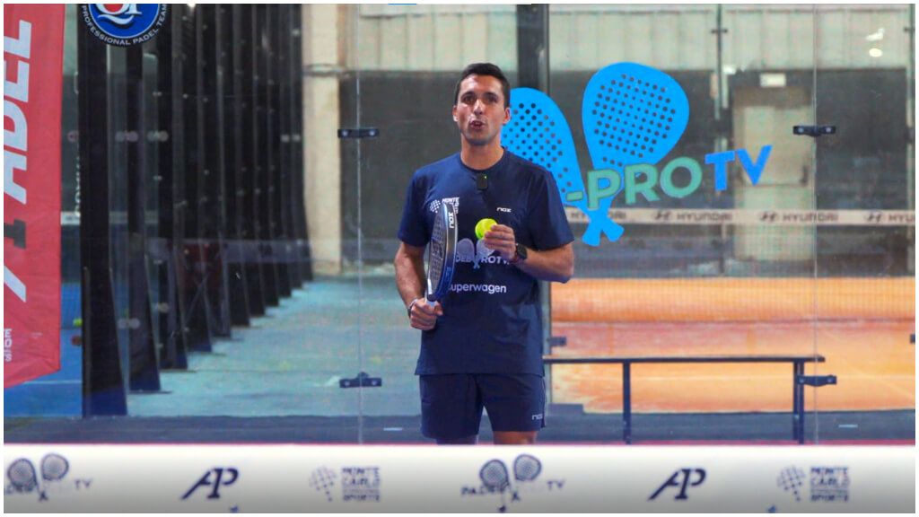  Andrés Britos durante la lección en Pádel Pro.