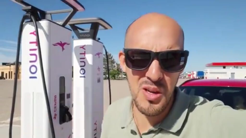  Un usuario de un coche eléctrico criticó los puntos de carga de batería que encontró en su viaj