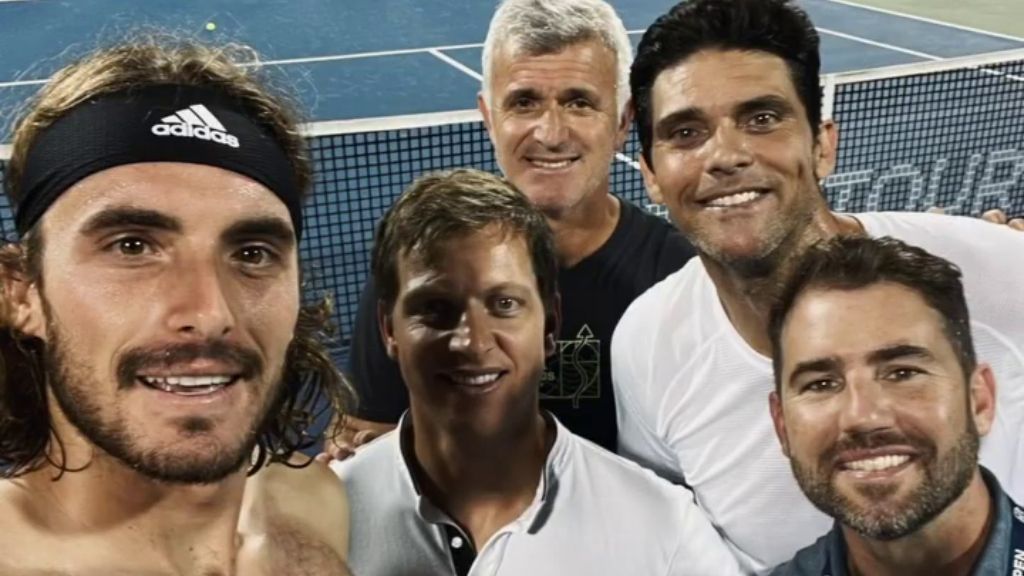  Tsitsipas con los miembros de su staff técnico