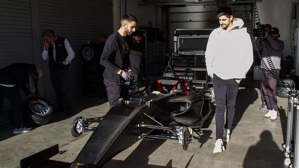 Thibaut Courtois, junto con el monoplaza de Roberto Merhi.