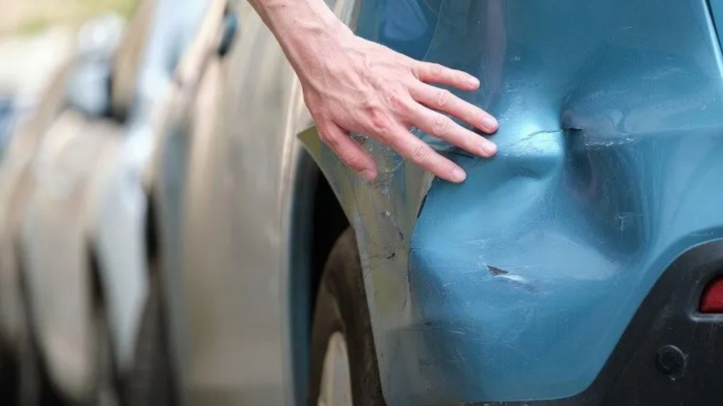  Cómo denunciar a la policía un golpe en un coche aparcado