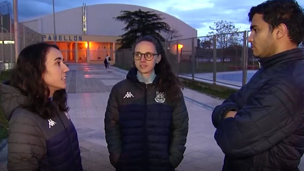  Vanessa Sotelo y Claudia López, jugadoras del Alcorcón de fútbol sala femenino, atienden a ElDes