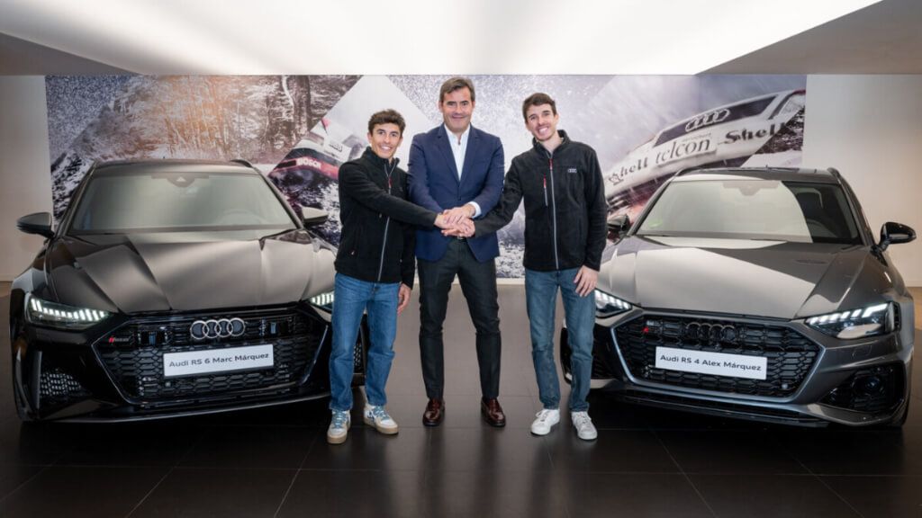 Álex y Marc Márquez, con sus nuevos coches.