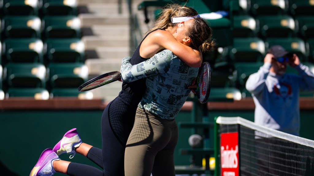 Aryna Sabalenka y Paula Badosa fundiéndose en un abrazo