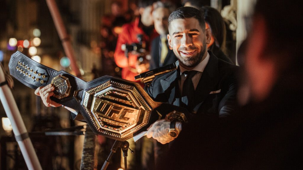  Ilia Topuria entregando el título de UFC a la gente de Alicante