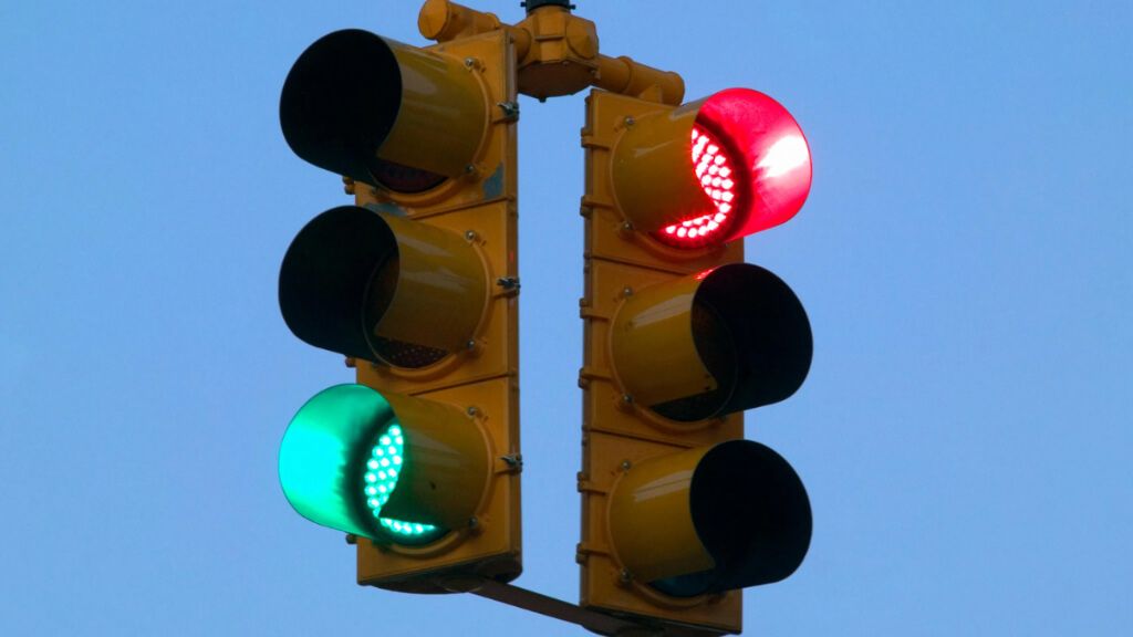  Los semáforos podrían incluir un cuarto color