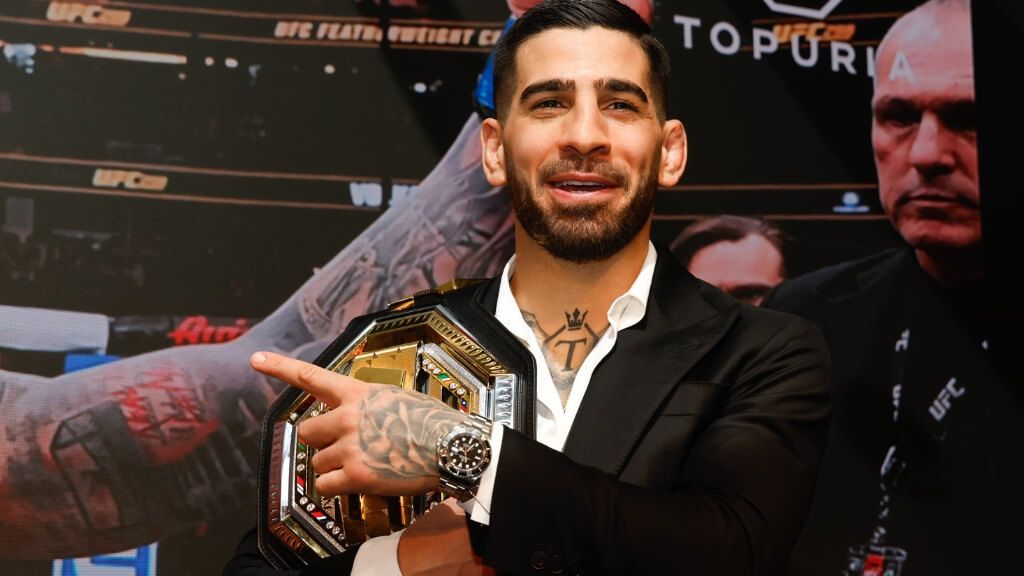  Ilia Topuria con el cinturón de campeón del mundo