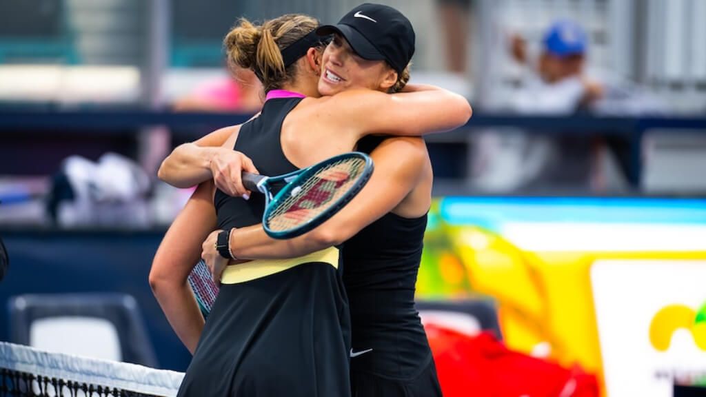  El abrazo entre Aryna Sabalenka y Paula Badosa tras el partido en Miami