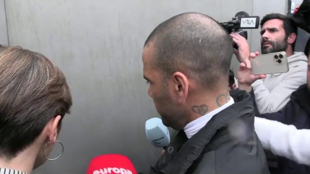  Dani Alves en su llegada a casa tras abandonar la cárcel Brians 2 de Barcelona (Captura de Telecin