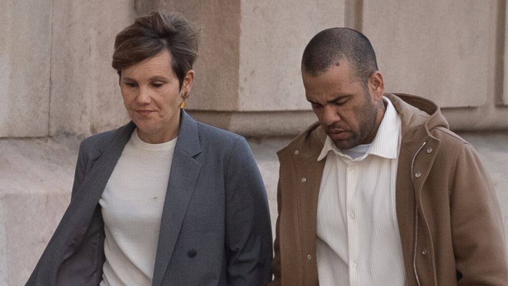  Dani Alves llegando a la Audiencia de Barcelona junto su abogada