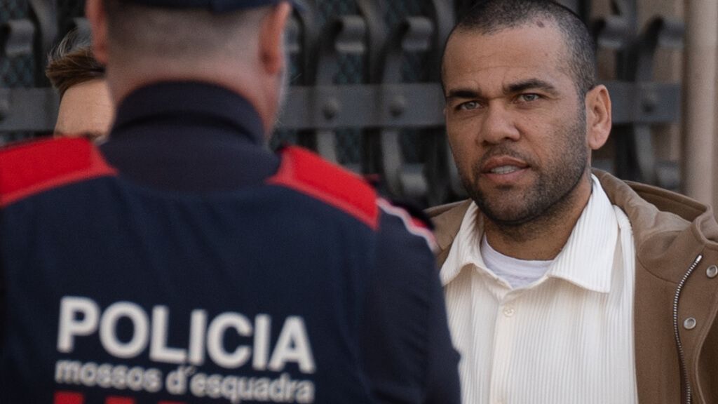  Dani Alves, en su llegada a la Audiencia de Barcelona