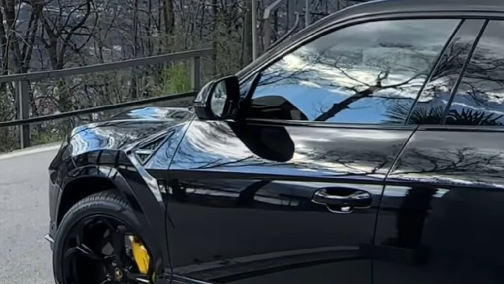 Jorge Lorenzo, adquiriendo su nuevo Lamborghini.