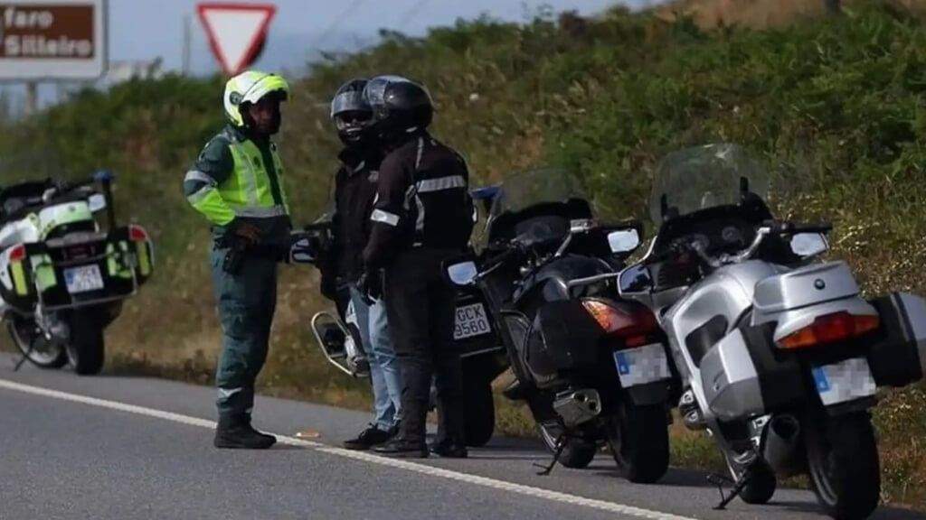  Los motoristas podrán adelantar por el arcén sin ser multados