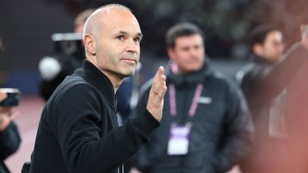 Andrés Iniesta saluda antes de un partido