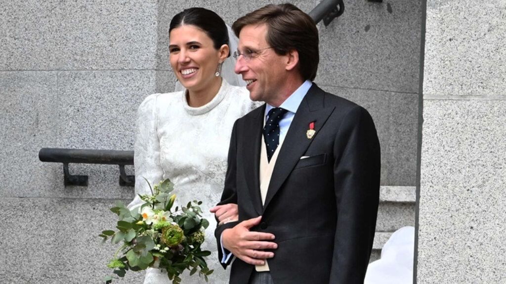 Almeida y Teresa Urquijo saliendo de la iglesia tras casarse