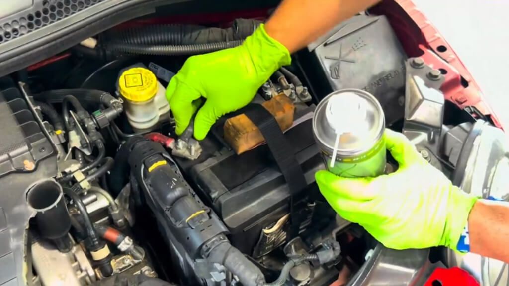  Ángel Gaitán comprobó los bornes de la batería (foto: Captura vídeo Ángel Gaitán).