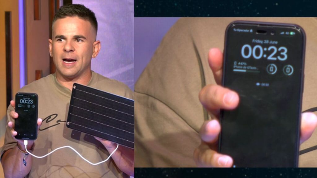 Ángel Gaitán muestra el uso de las placas solares cargando su móvil (foto: captura Horizonte).