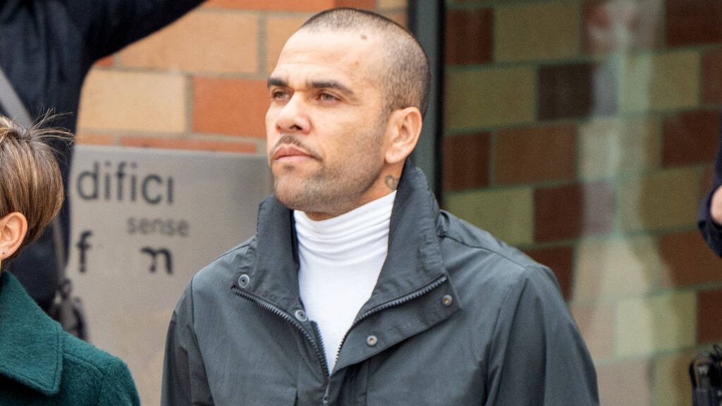 Dani Alves saliendo de la cárcel