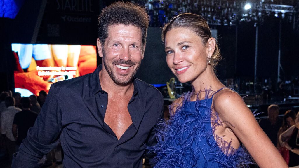  Diego Pablo Simeone y Carla Pereyra en un evento