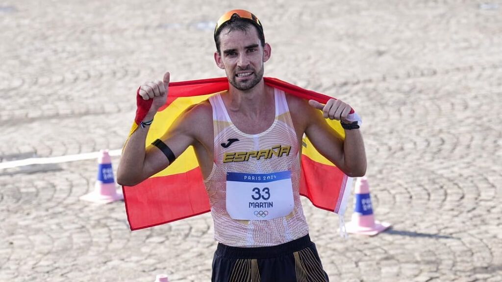 Álvaro Martín celebra la medalla de bronce en París