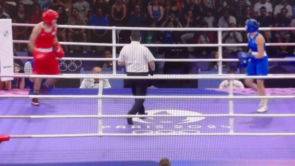 Imane Khelif y Angela Carini durante el combate