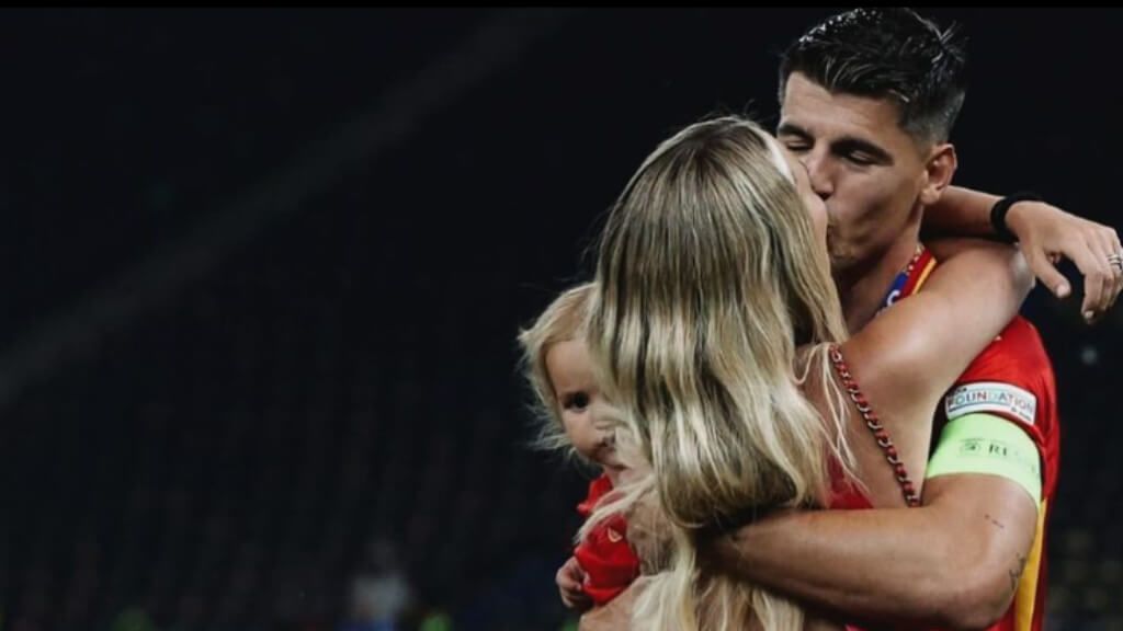 Álvaro Morata y Alice Campello, besándose tras ganar la Eurocopa 20241