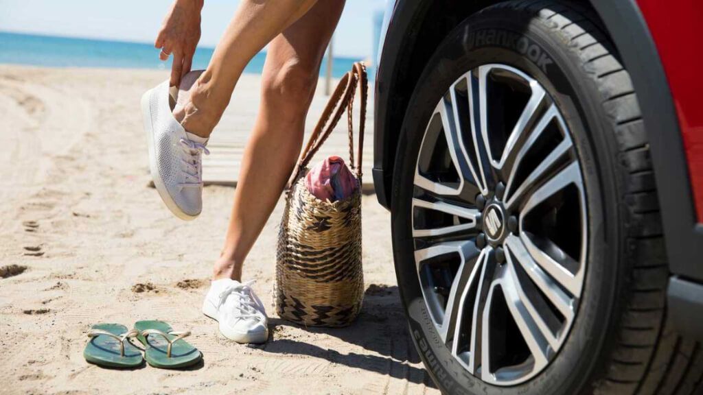  Mujer cambiándose las chanclas por un calzado cerrado para conducir