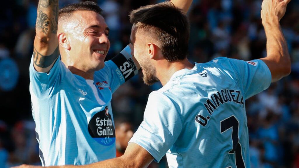 Iago Aspas y Oscar Mingueza se abrazan en el Celta - Valencia
