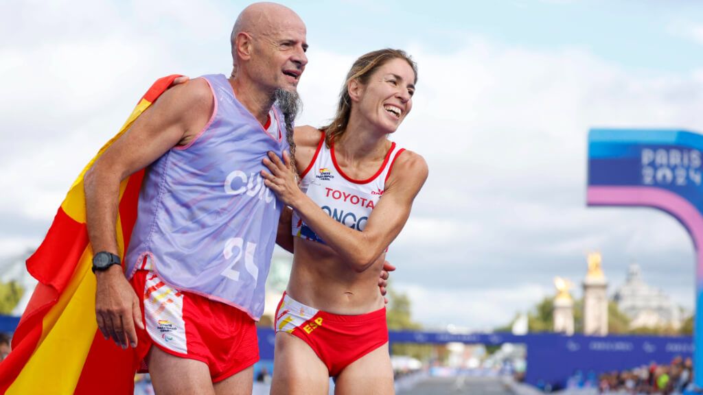  Elena Congost y Mia Carol en la línea de meta