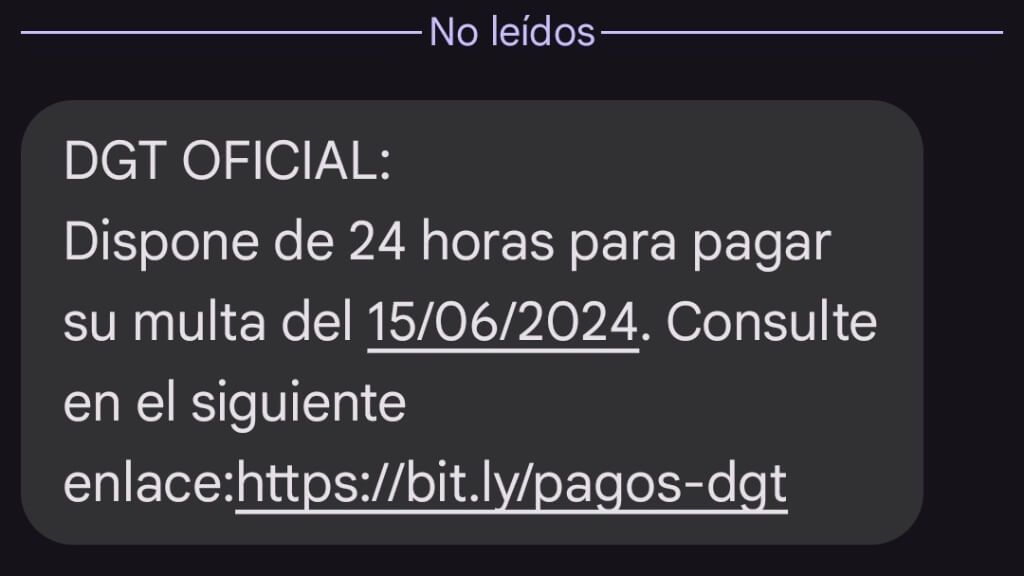 Un ejemplo de SMs que se recibió este verano suplantando la DGT (fuente: TWitter).
