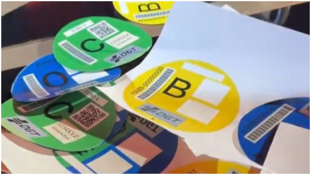  Las etiquetas que estuvo recortando Ángel Gaitán (foto: captura twitter Ángel Gaitán).