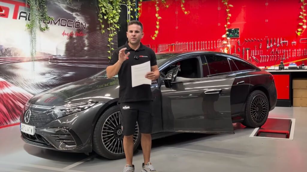  Ángel Gaitán, junto a su Mercedes EQS (foto: captura Ángel Gaitán YT).