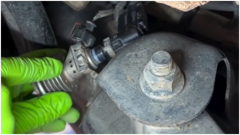  Ángel Gaitán expuso donde se conecta el depósito del adblue con el automóvil.