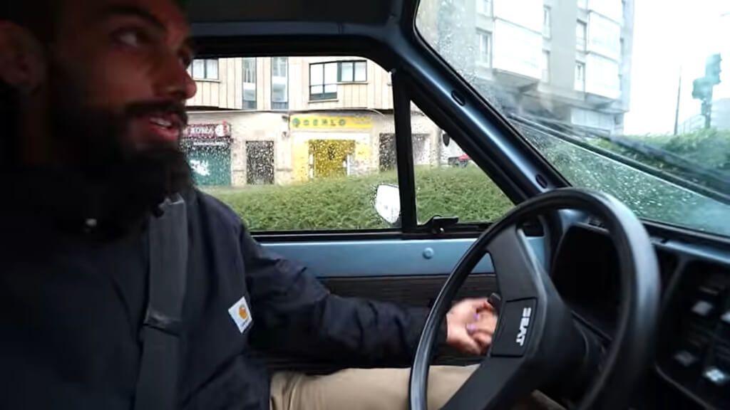  Borja Iglesias muestra la forma de bajar la ventanilla al no tener aire acorndicionado(foto: captur