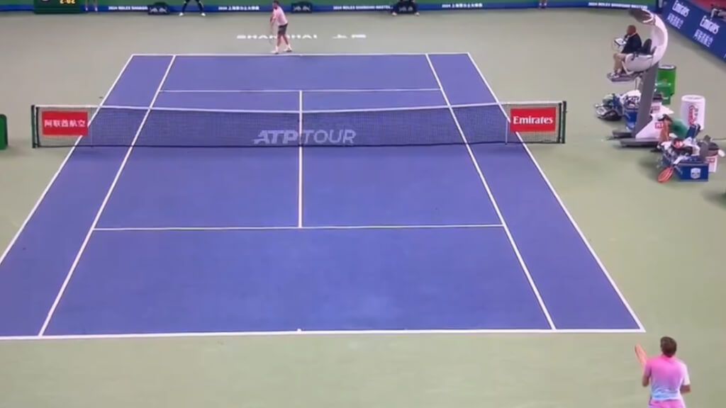 Wawrinka y Cobolli disputan un punto