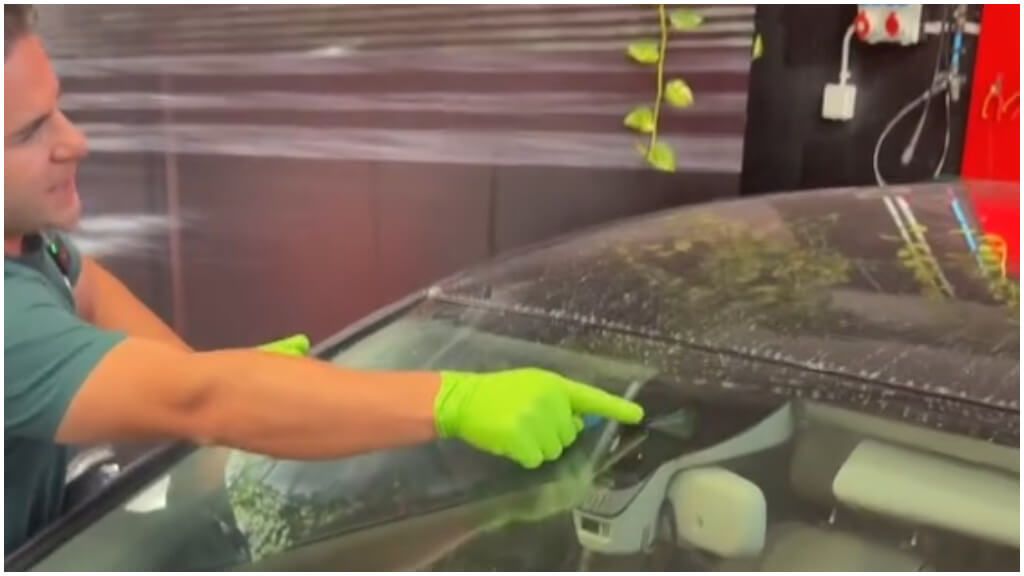 Ángel Gaitán indica dónde está la cámara del sensor que regula la dirección y recoge la infor