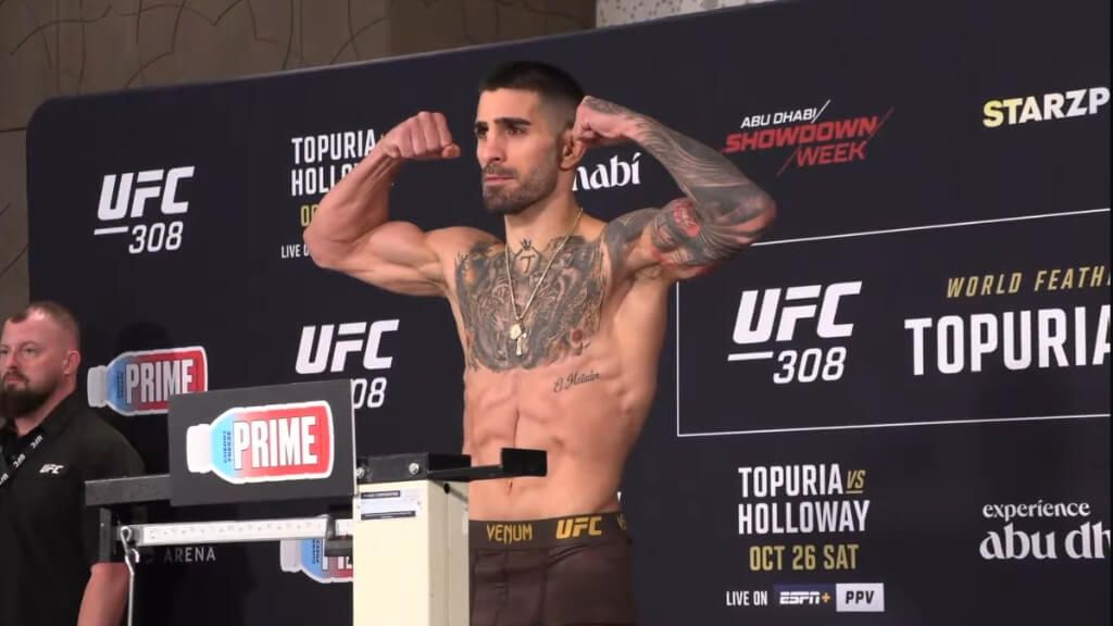 Ilia Topuria en el pesaje de su combate contra Max Holloway