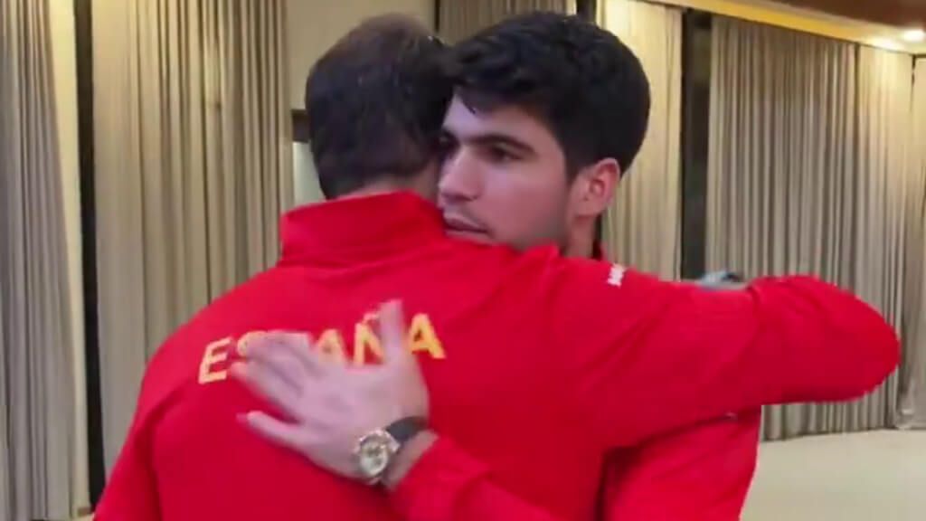 El abrazo entre Carlos Alcaraz y Rafa Nadal (RFE Tenis)