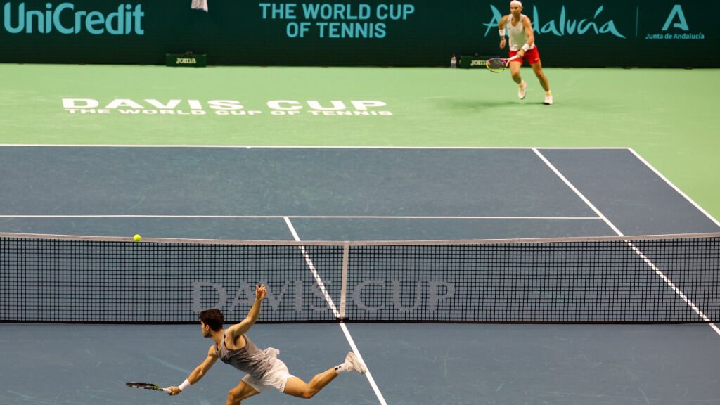  Carlos Alcaraz vs Rafa Nadal en el entrenamiento previo a la Copa Davis.
