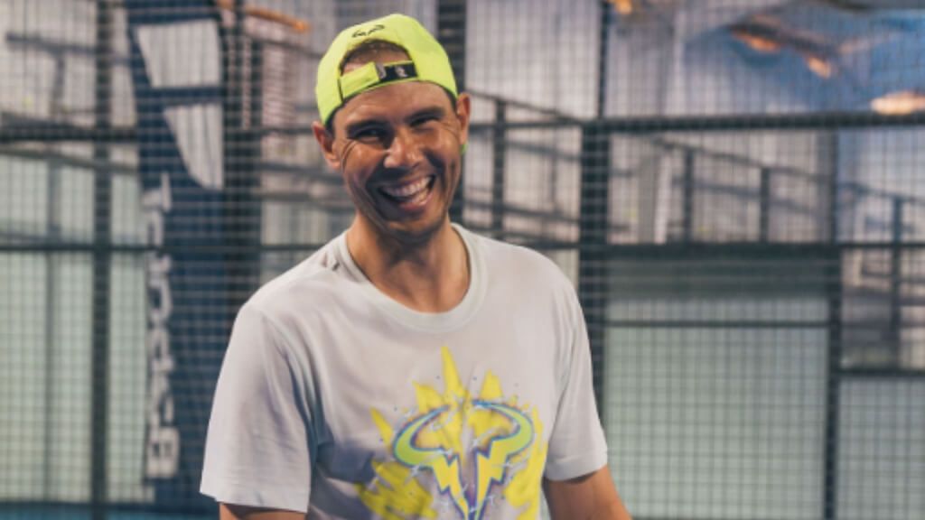 Rafa Nadal jugando al pádel