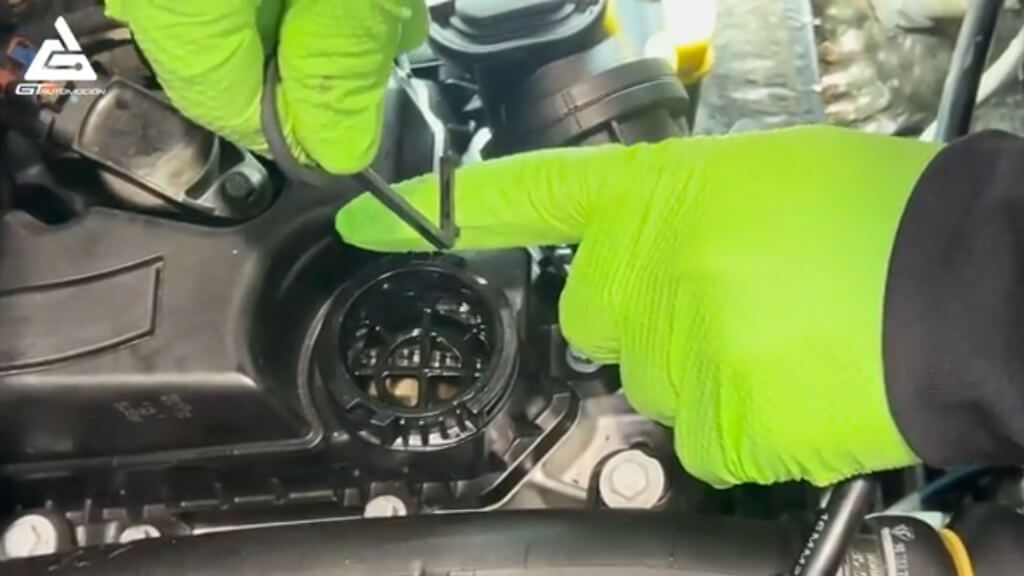  Angel Gaitan señala el tamaño que debe tener la correa utilizando la herramienta (captura vídeo Ángel Gaitán).